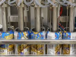 détail de la machine de remplissage de canettes de bière-5