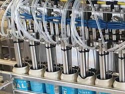 détail de la machine de remplissage de canettes de bière-7