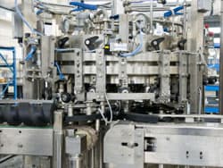 détail de la machine de remplissage de canettes de bière-8