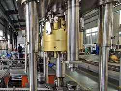 détail de la machine de remplissage de canettes de bière