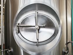 Detalle del tanque de fermentación de acero inoxidable
