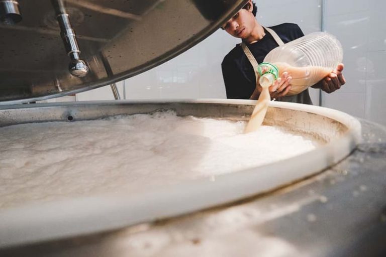 Ajouter un matériau à base de diacétyle pendant la fermentation