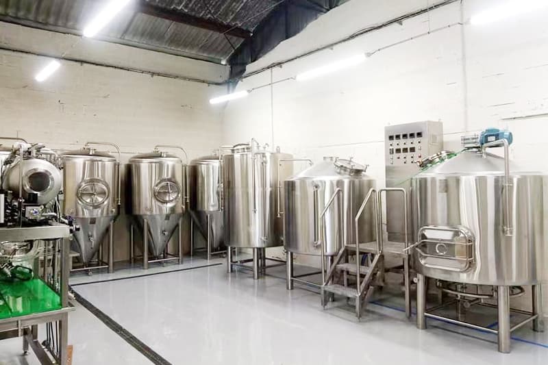 Equipo de elaboración de cerveza de 1000L instalado en Francia