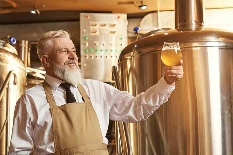 What system does the 5000L brewing equipment consist of