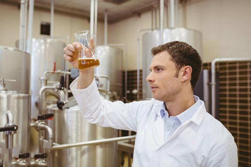 Comment l'équipement de la brasserie calcule-t-il la production de bière