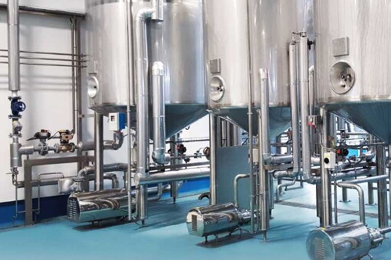 What are the different types of pumps used in brewing and how do they differ?