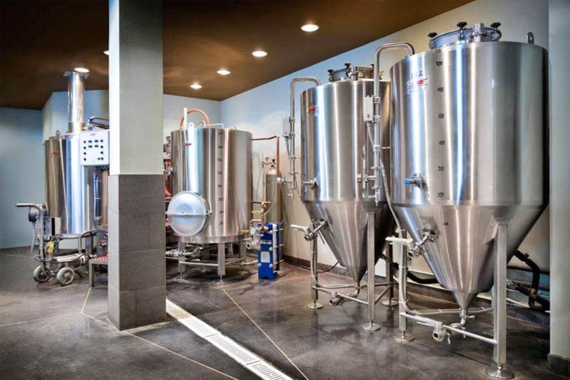 How does the size of a brew kettle impact the brewing process?