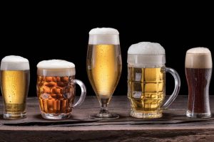 How does glassware affect the taste and aroma of craft beer?